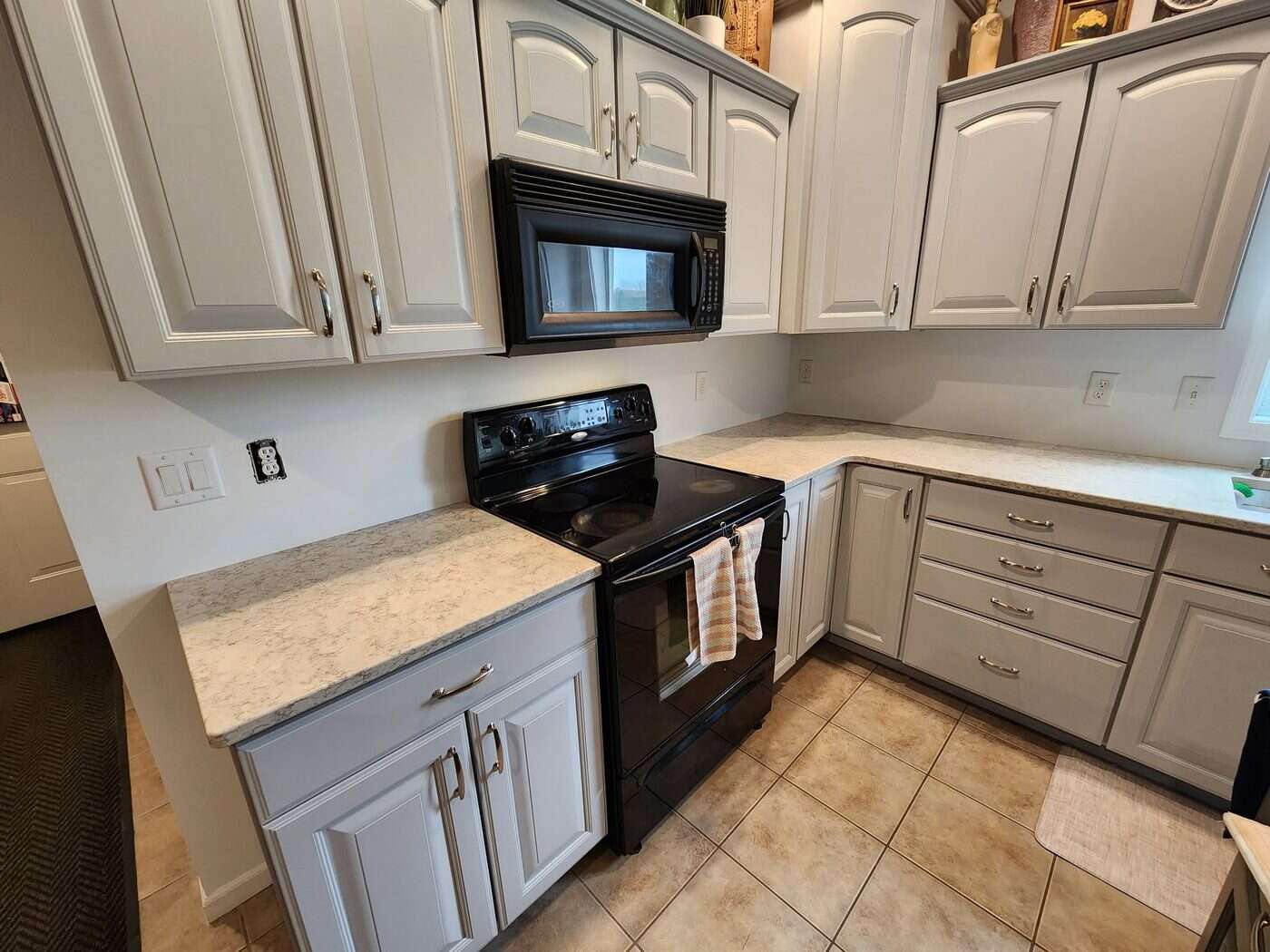 Kitchen counter and backsplash before remodel