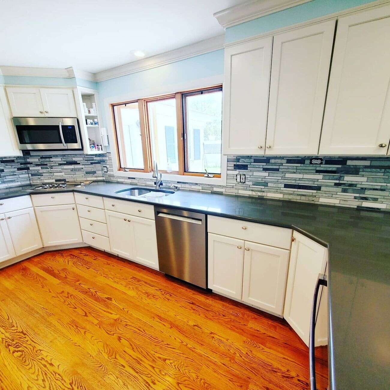 Kitchen with glass mosaic linear backsplash