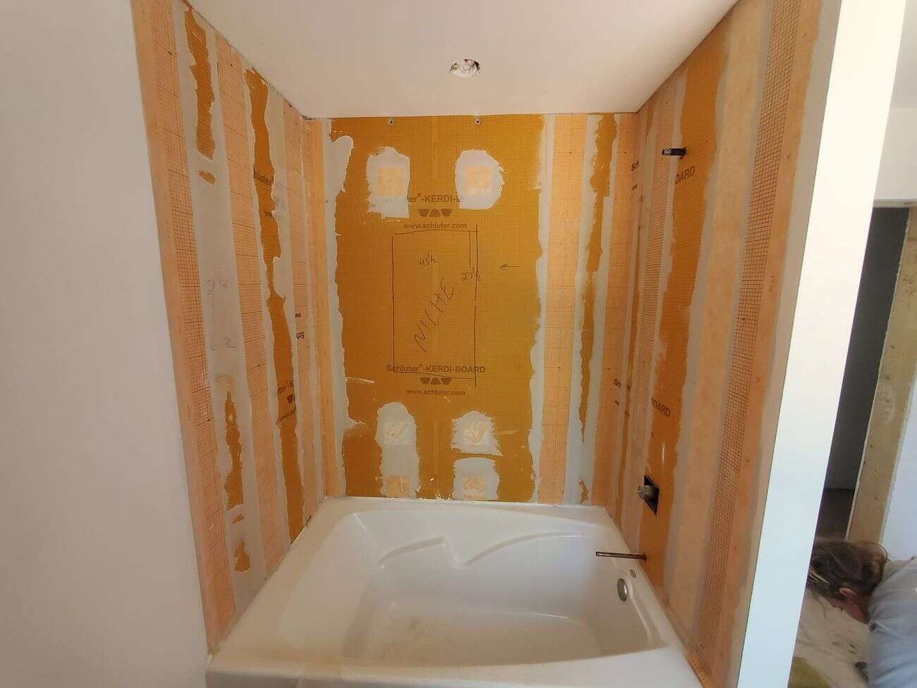 Tub surround with waterproofing board and niche marked out